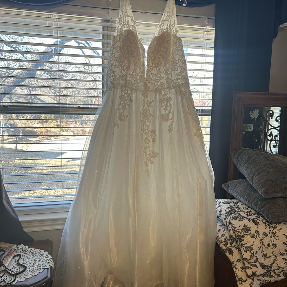NWT White Elegant Satin and Lace Wedding Dress 4X